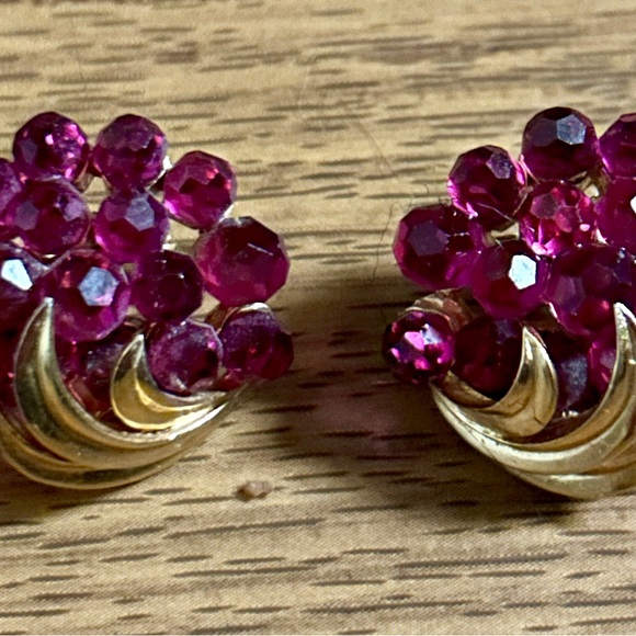 Trifari • Briolette Fuschia •Gold Tone • Purple • Rhinestone Flower • Earrings - Picture 8 of 14